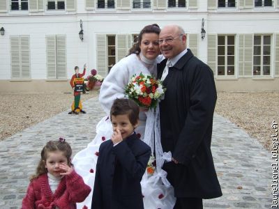 La mariée avec son père, Dorian et Léa mains en l'air